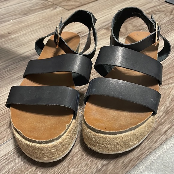 Size 8.5 platform Sandals - Picture 3 of 3